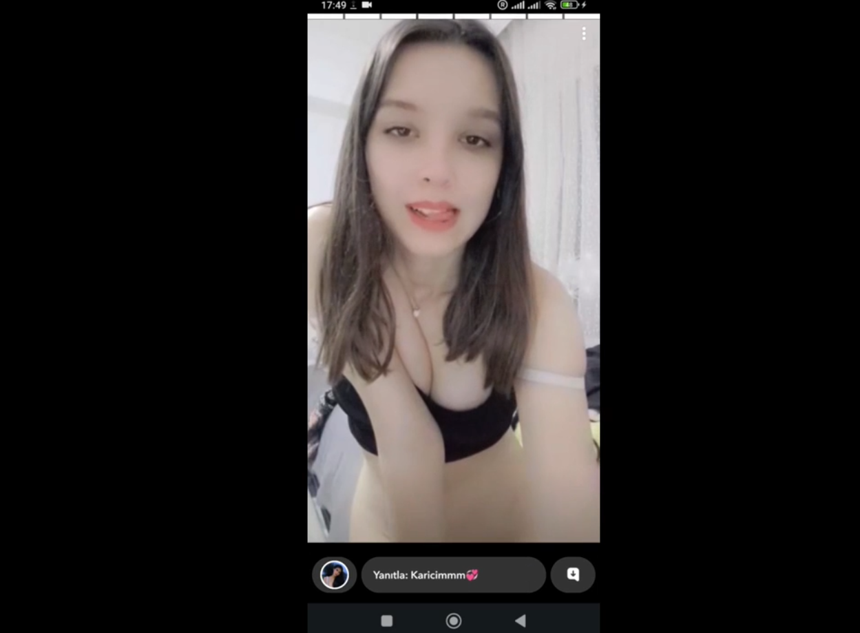 Snapte Soyunan Ateşli Piliç Pempesini Gösteriyor